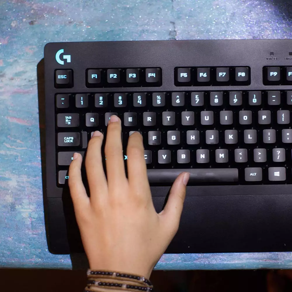 Геймърска клавиатура LOGITECH G213 Prodigy