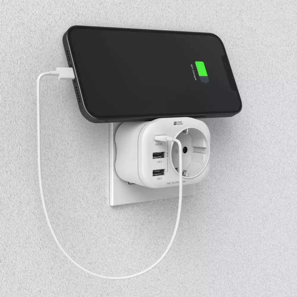 Мултипортов контакт HAMA, 4 гнезда, 1 x USB-C PD, 2 x USB-A, 20W, Бял
