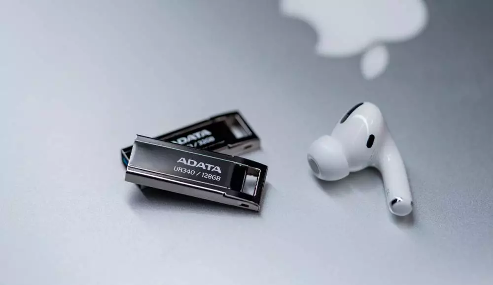 USB памет Adata UR340 128GB USB 3.2 Gen1 Black